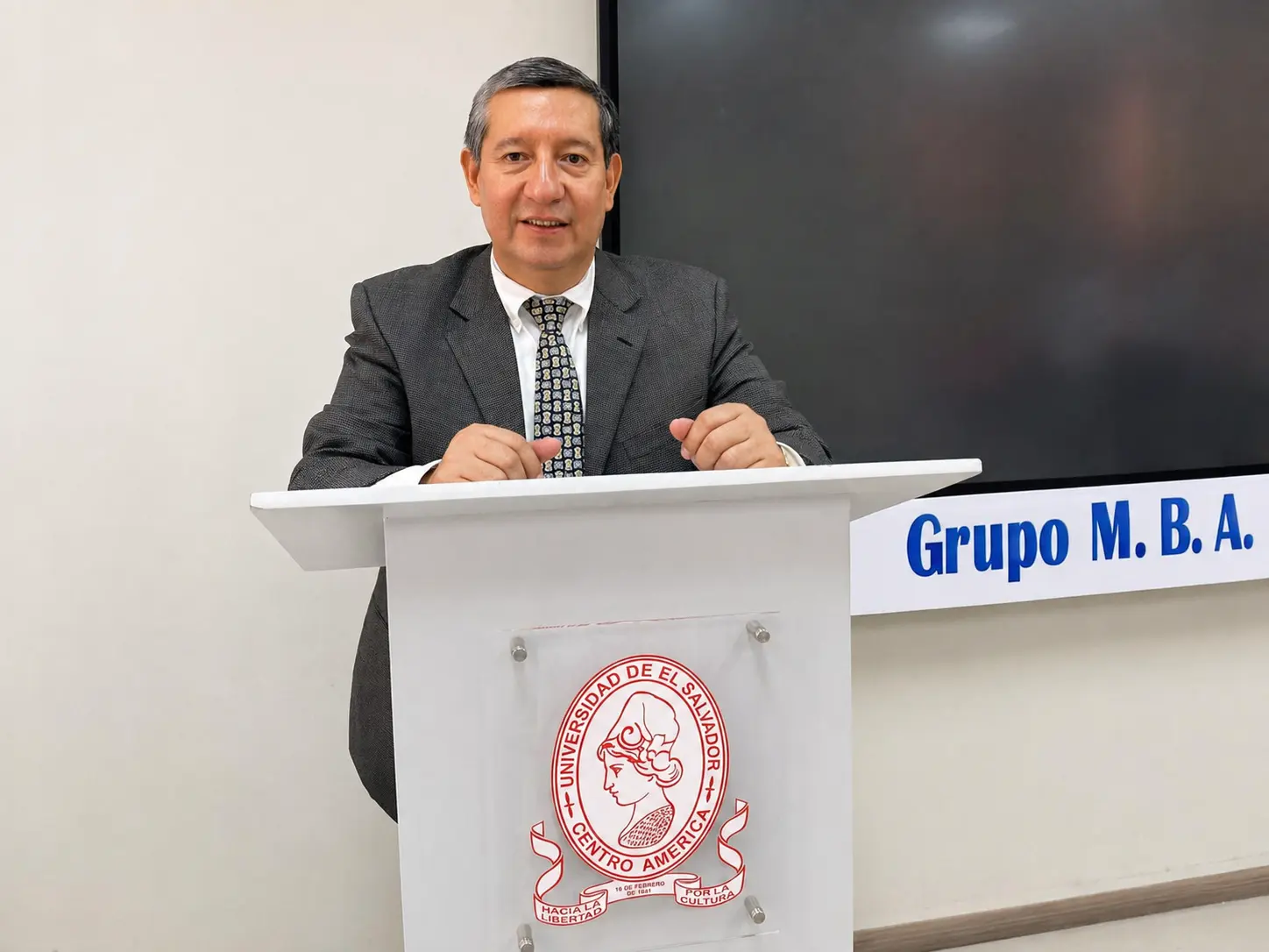 Mauricio Hernández durante una presentación académica